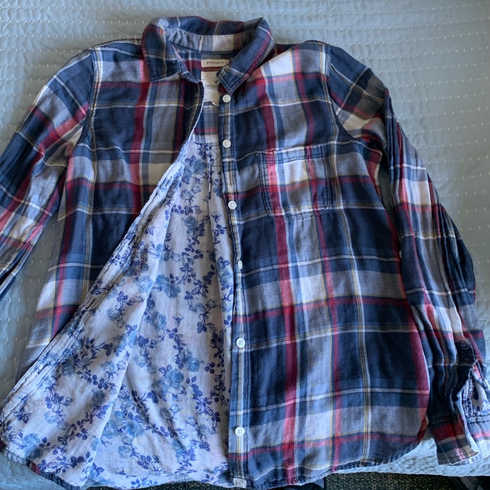 Beautiful American Eagle flannel with floral pattern on the inside